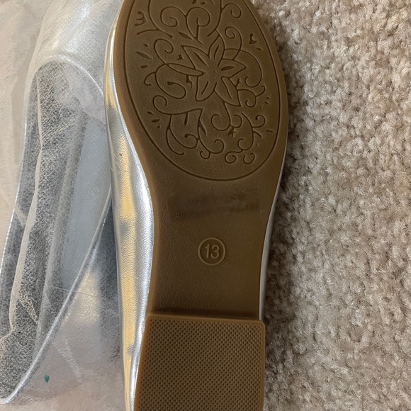 Dream Pairs Girls Flat | Silver | Size 13 - Picture 2 of 3